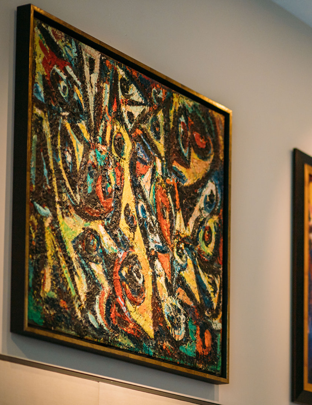 Nahaufnahme eines Cobra-Kunstwerks aus der zeitgenössischen Kunstsammlung des Ambassade Hotels.