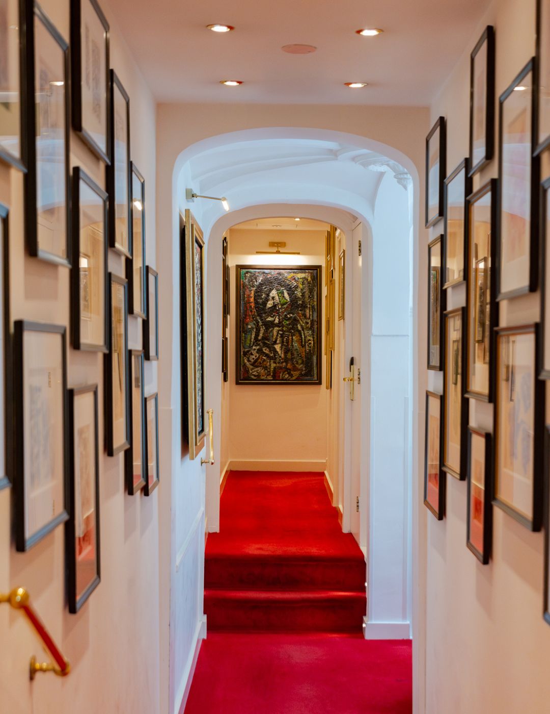 De iconische kunstgang van het Ambassade Hotel in Amsterdam, omringd door hedendaagse kunstwerken uit de Cobra-beweging.