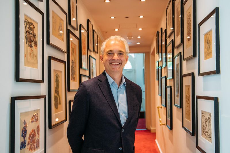 Portret van Eduard Janssen, staand in de kunstgalerie van het Ambassade Hotel tijdens een privé kunstrondleiding in Amsterdam.