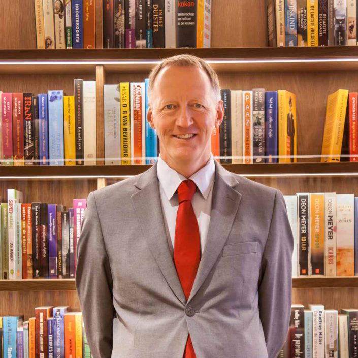 Eelco Douma, der Bibliothekar des Ambassade Hotels, umgeben von Büchern in der Library Bar in Amsterdam.