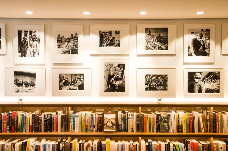 Portretten van Cobra-kunstenaars tentoongesteld in de Library Bar van het Ambassade Hotel in Amsterdam, ter viering van de invloedrijke kunstbeweging.