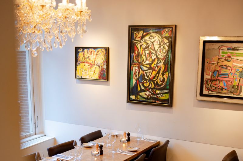 Uitzicht door de Alechinsky Lounge in het Ambassade Hotel in Amsterdam, met de nadruk op het elegante interieur en de artistieke sfeer.