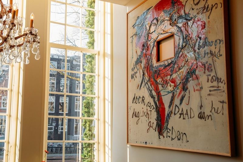 Karel Appel kunstwerk tentoongesteld in Brasserie Ambassade in Amsterdam, met opvallende kleuren en een expressieve stijl.