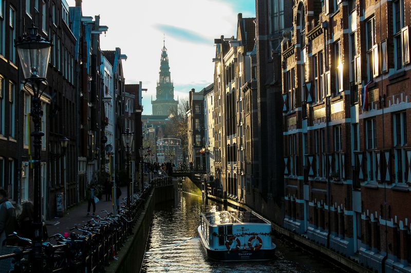 Amsterdamse gracht met traditionele huizen langs het water.