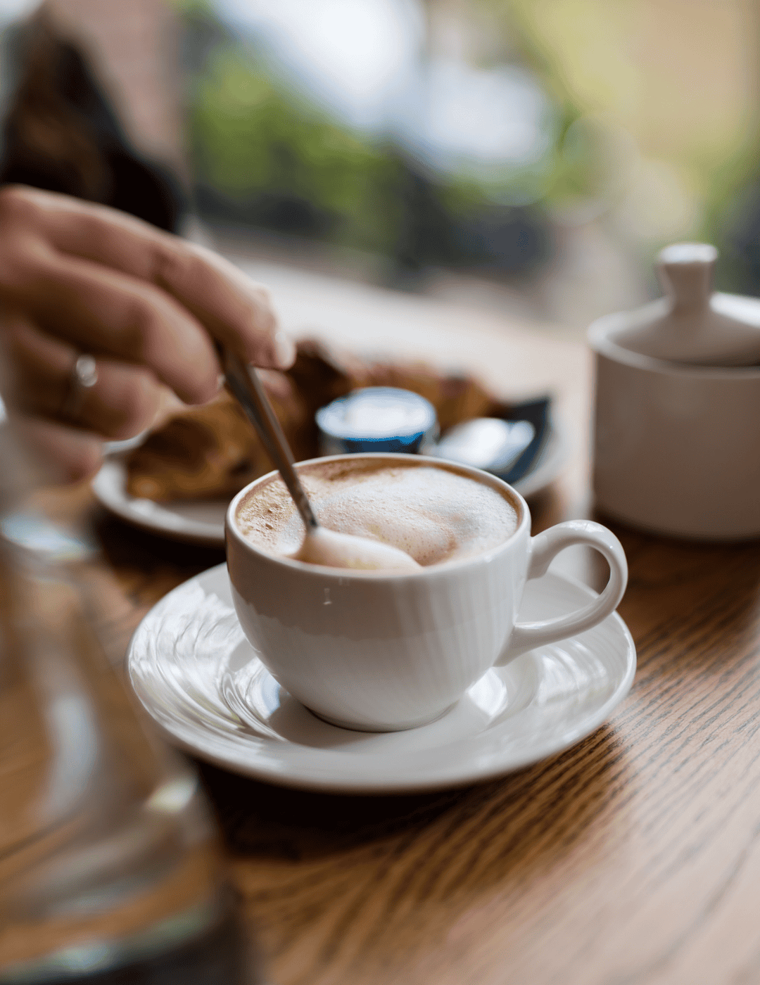 Tasse Kaffee, serviert im Ambassade Hotel.