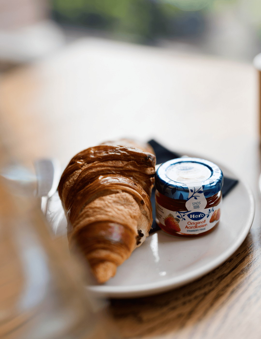Croissant mit Marmelade, serviert im Ambassade Hotel.