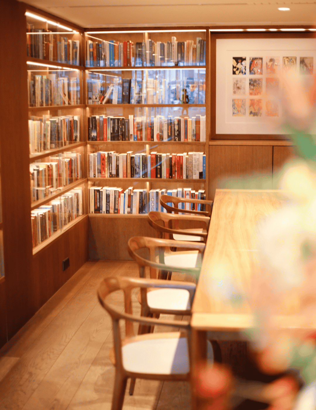 Die Library Lounge im Ambassade Hotel mit Büchern, Kunstwerken und eleganten Sitzgelegenheiten.