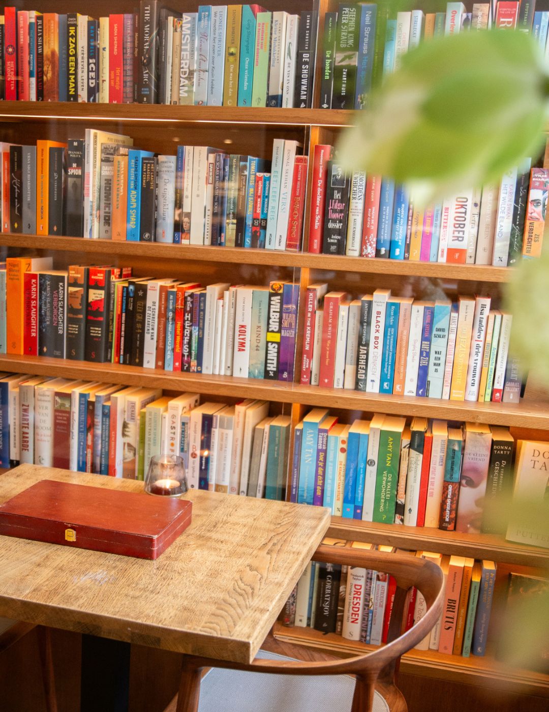 Close-up of books and a small table in the cozy library lounge at the ambassade hotel in amsterdam.