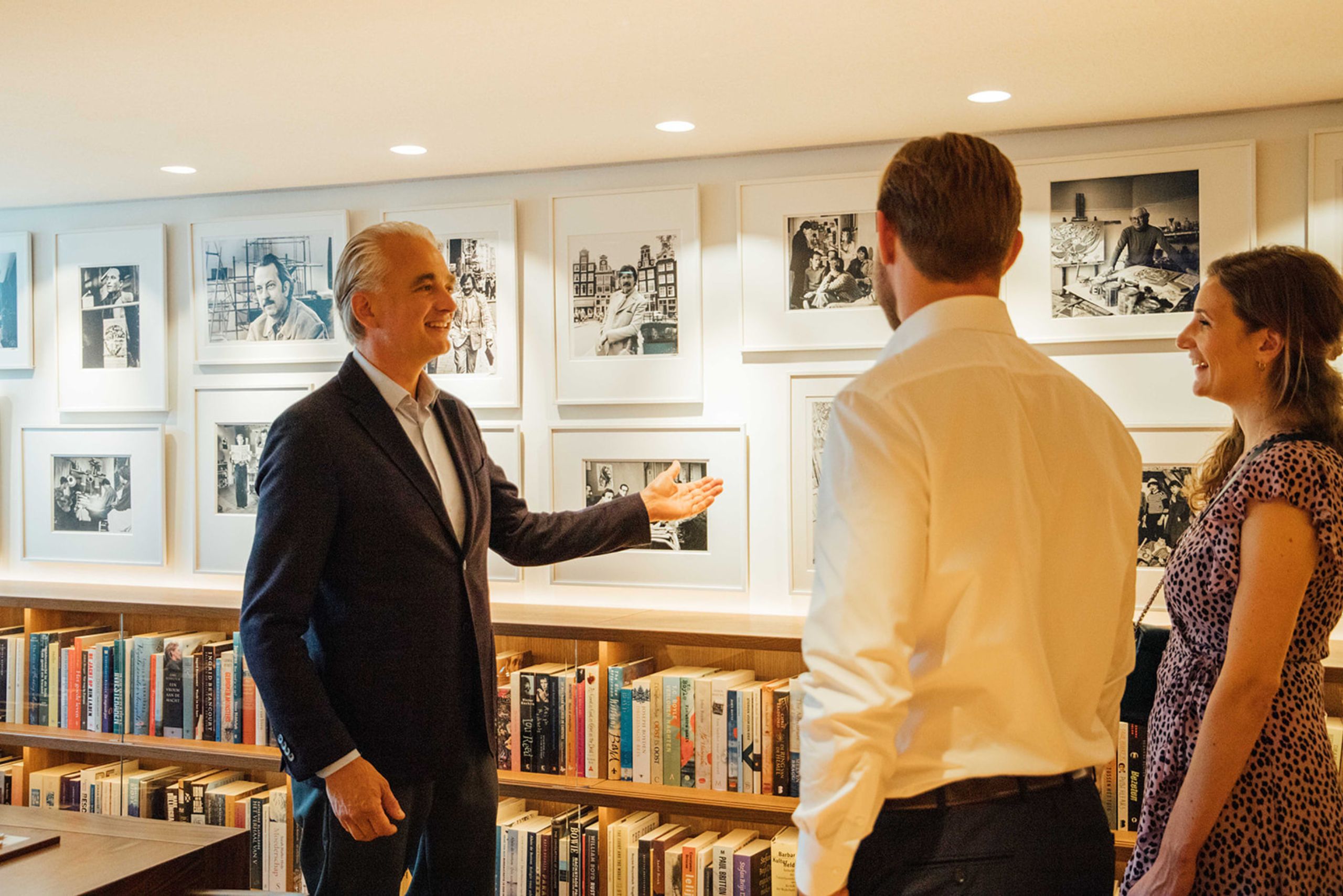 Eduard Janssen leidt een privé kunsttour in het Ambassade Hotel in Amsterdam en deelt zijn inzichten over de collectie.