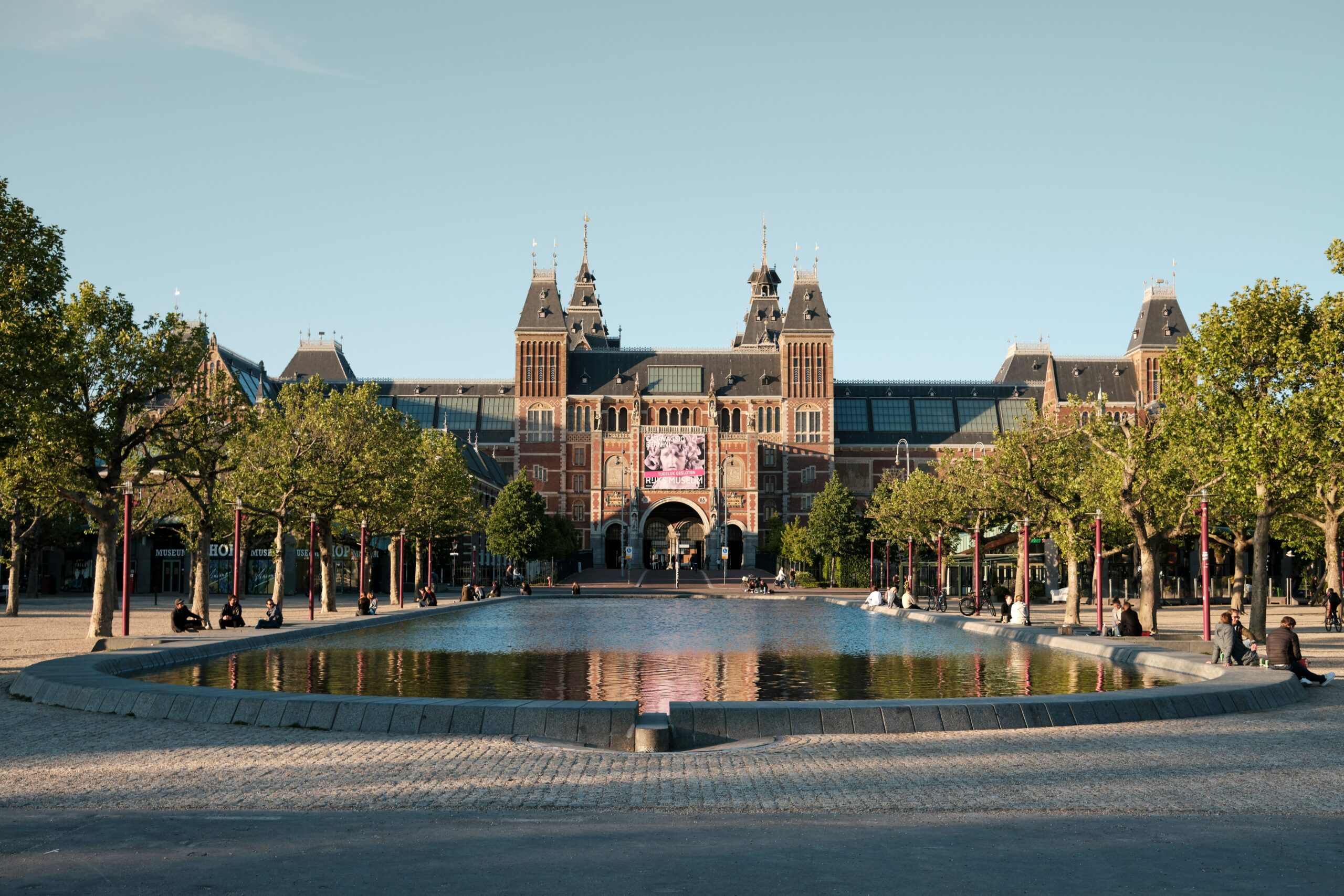 Het Rijksmuseumgebouw in Amsterdam met zijn imposante entree en tuinen.