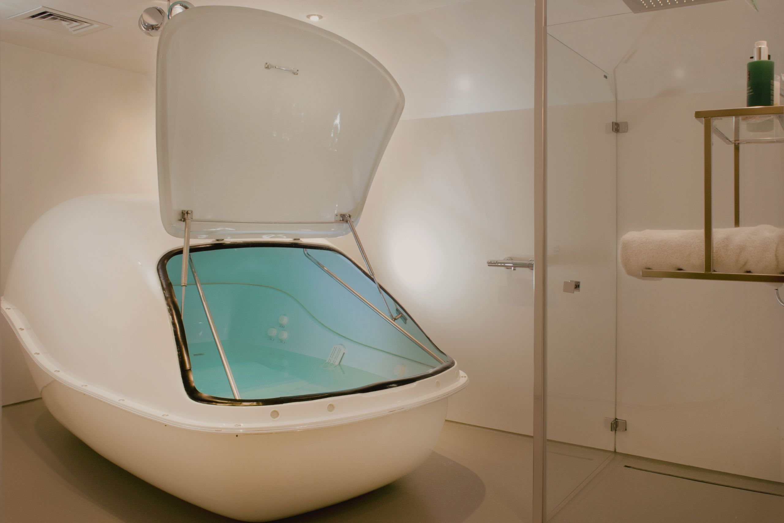 Cabine de flottaison au centre de bien-être Koan Float de l’Hôtel Ambassade, conçue pour une détente et une tranquillité profondes.