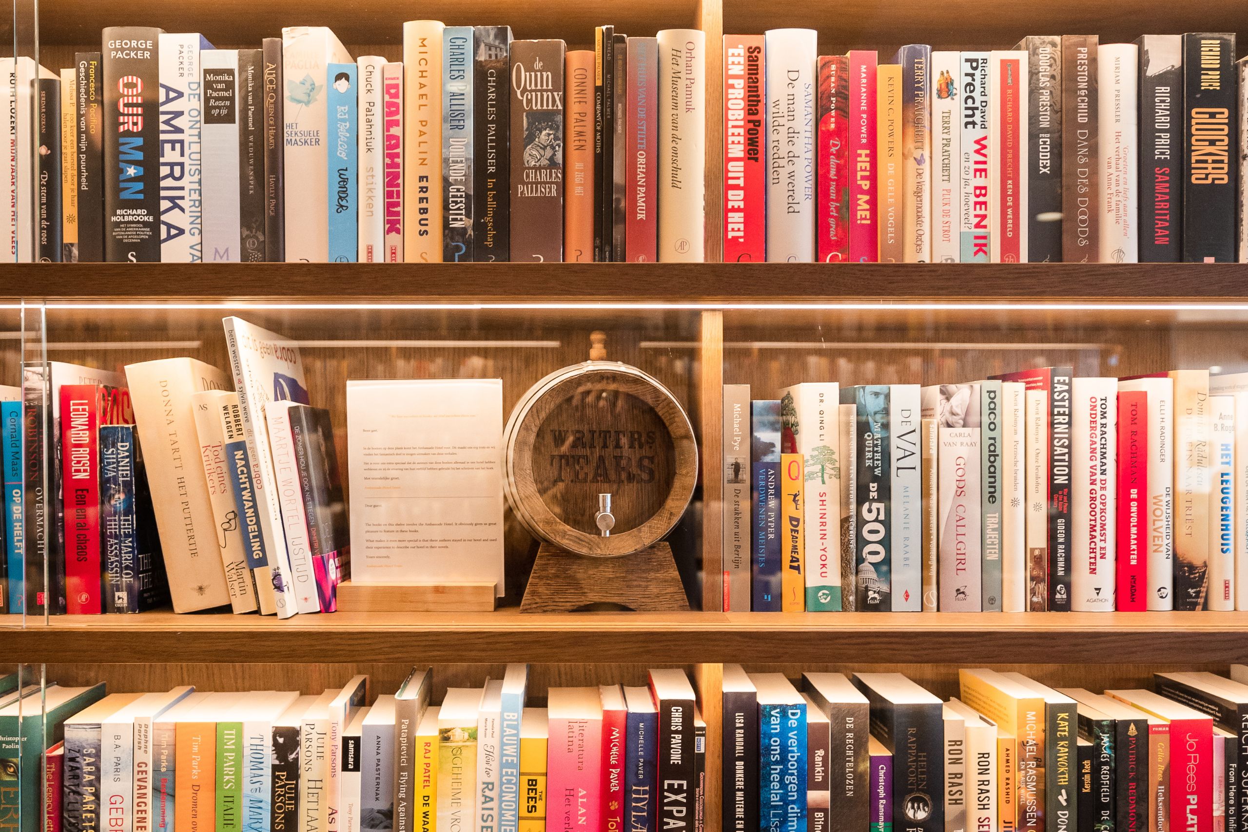 Über 5.000 signierte Bücher von Autoren, die im Ambassade Hotel übernachtet haben, ausgestellt in der einzigartigen Library Bar.