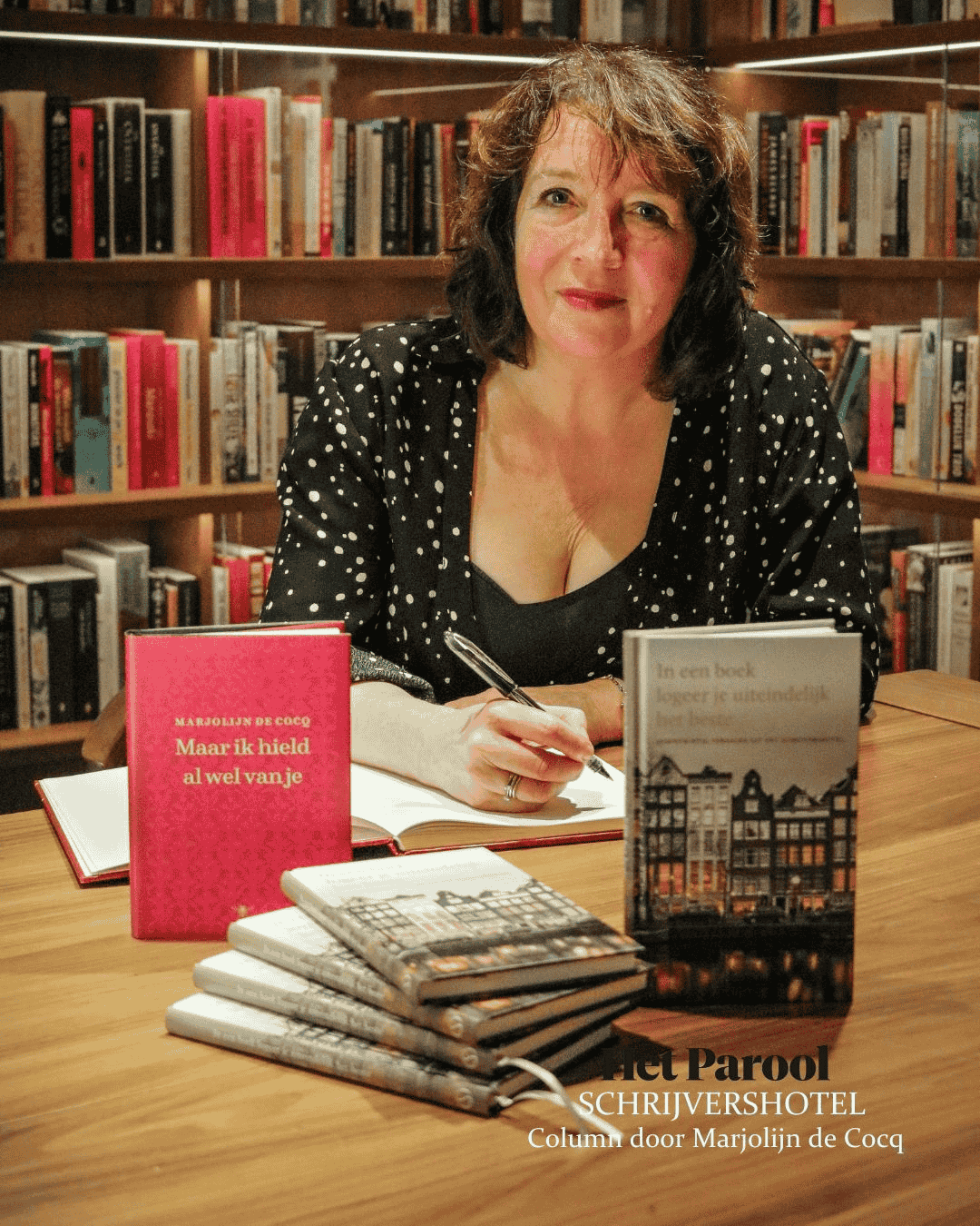 Autorin Marjolijn de Cocq signiert ihr Buch im Ambassade Hotel für die Hotelbibliothek.