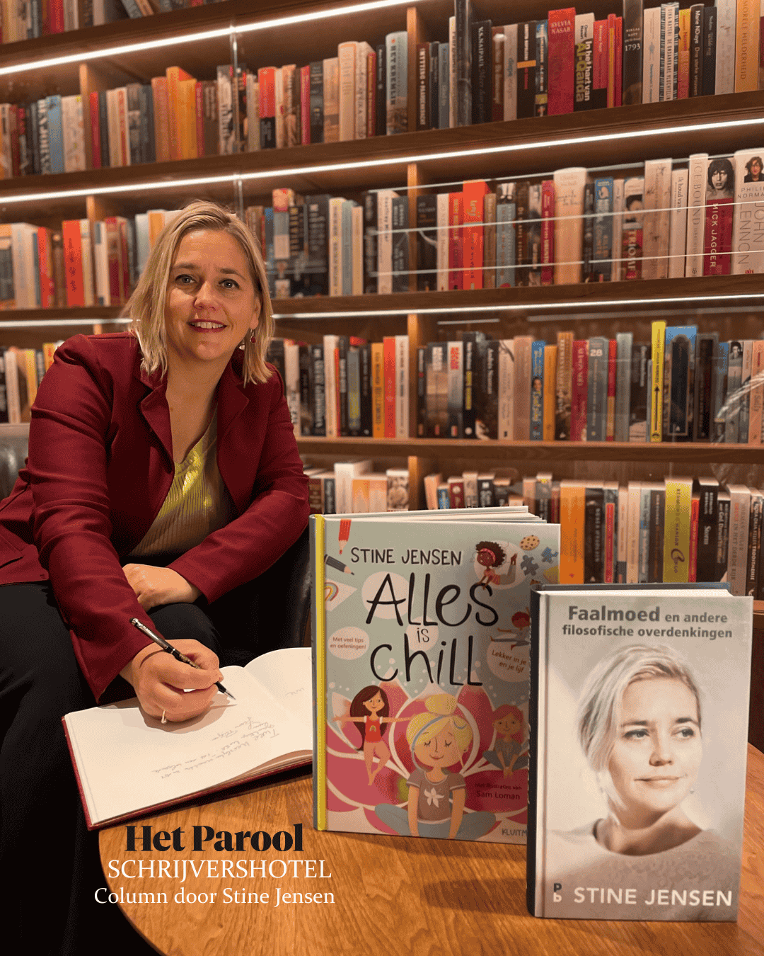 Autorin Stine Jensen signiert ihr Buch im Ambassade Hotel für die Hotelbibliothek.