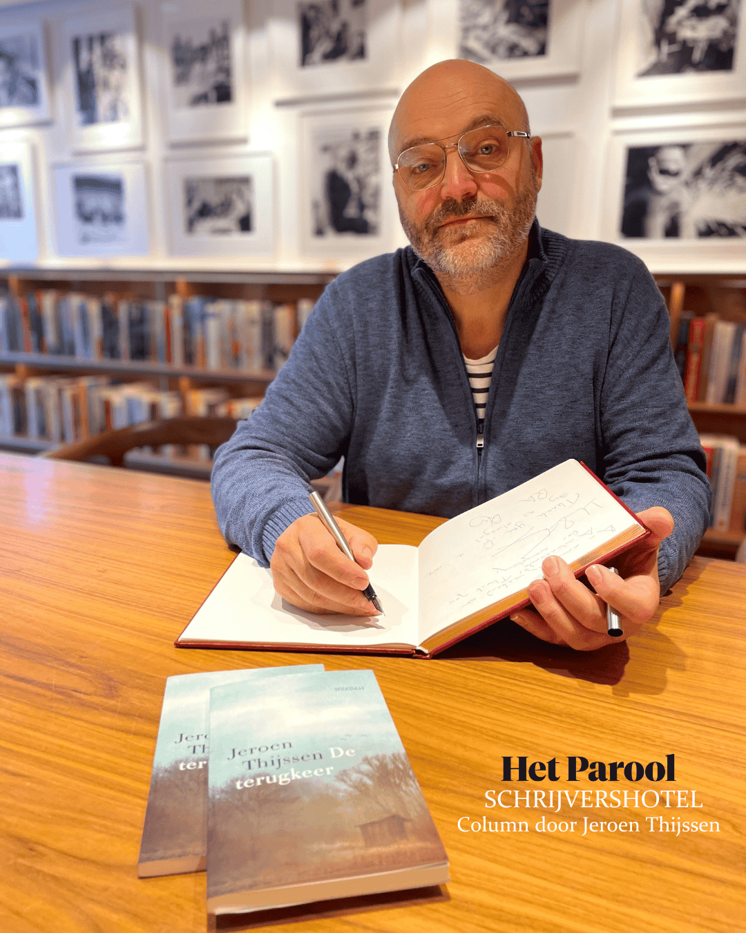 Autor Jeroen Thijssen signiert sein Buch im Ambassade Hotel für die Hotelbibliothek.