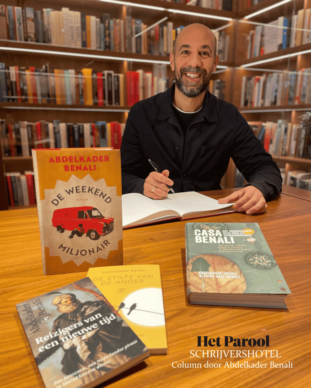 Autor Abdelkader Benali signiert sein Buch im Ambassade Hotel für die Hotelbibliothek.