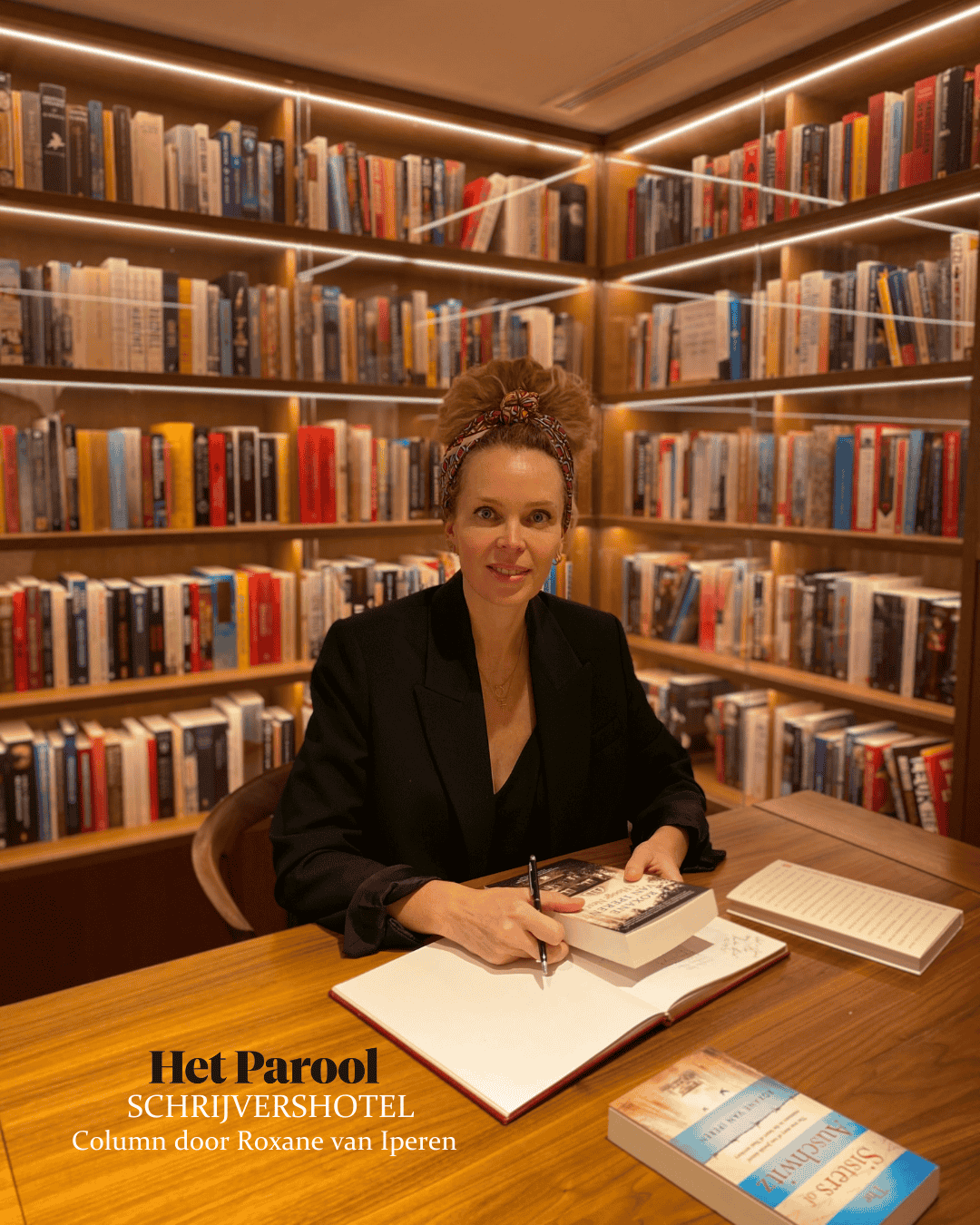 Autorin Roxane van Iperen signiert ihr Buch im Ambassade Hotel für die Hotelbibliothek.