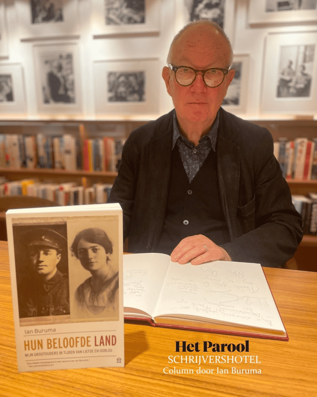Autor Ian Buruma signiert sein Buch im Ambassade Hotel für die Hotelbibliothek.