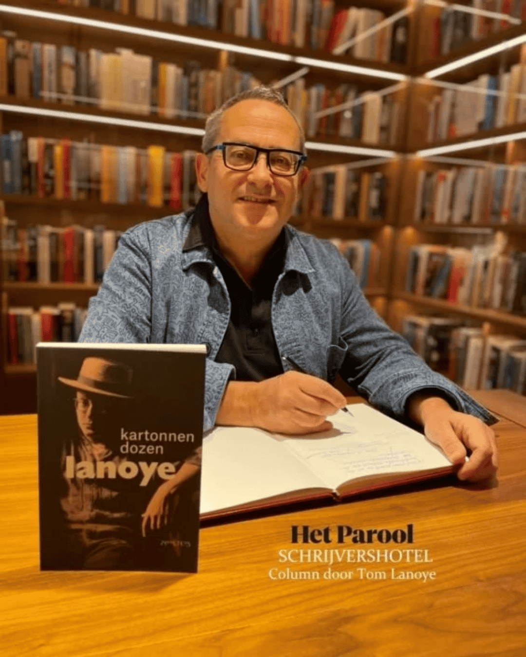 Autor Tom Lanoye signiert sein Buch Kartonnen Dozen im Ambassade Hotel für die Hotelbibliothek.