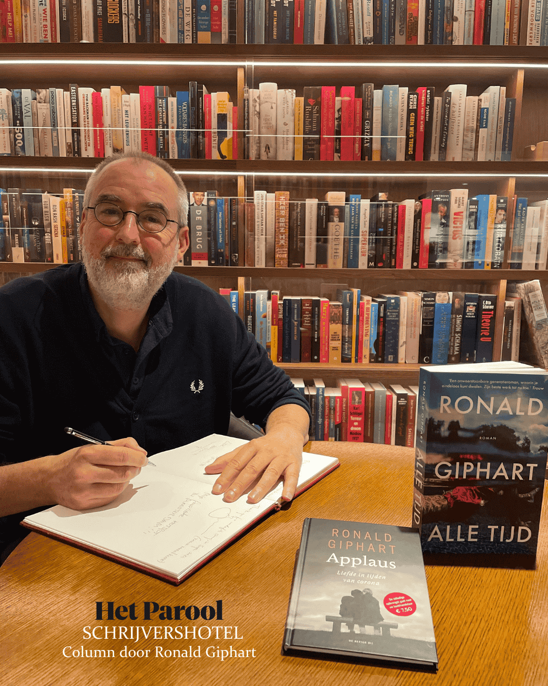 Autor Ronald Giphart signiert sein Buch im Ambassade Hotel für die Hotelbibliothek.
