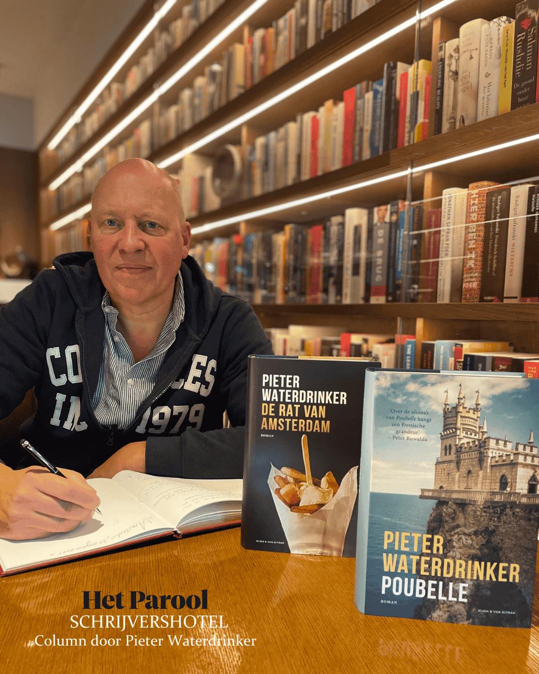 Autor Pieter Waterdrinker signiert sein Buch im Ambassade Hotel für die Hotelbibliothek.