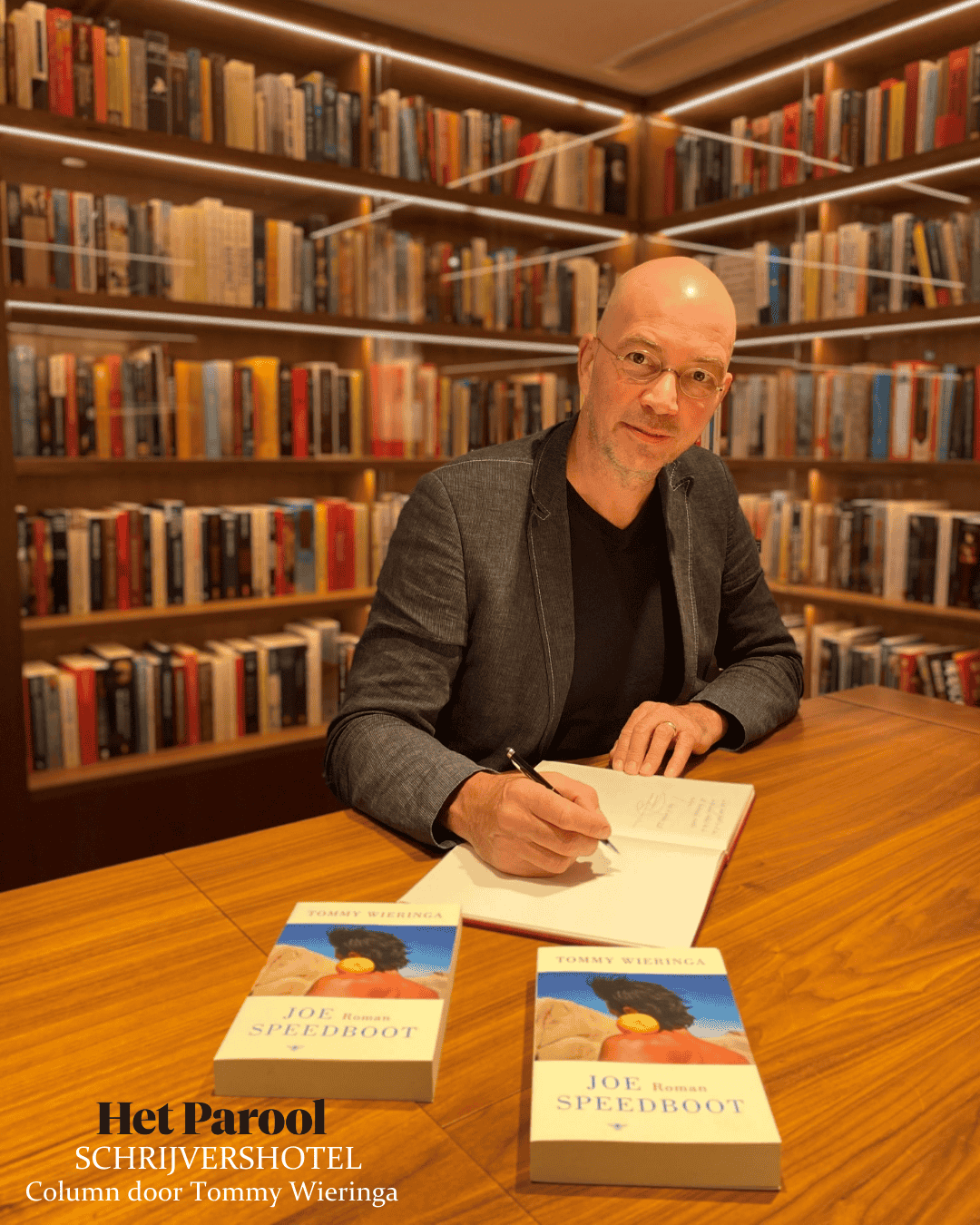 Autor Tommy Wieringa signiert sein Buch im Ambassade Hotel für die Hotelbibliothek.