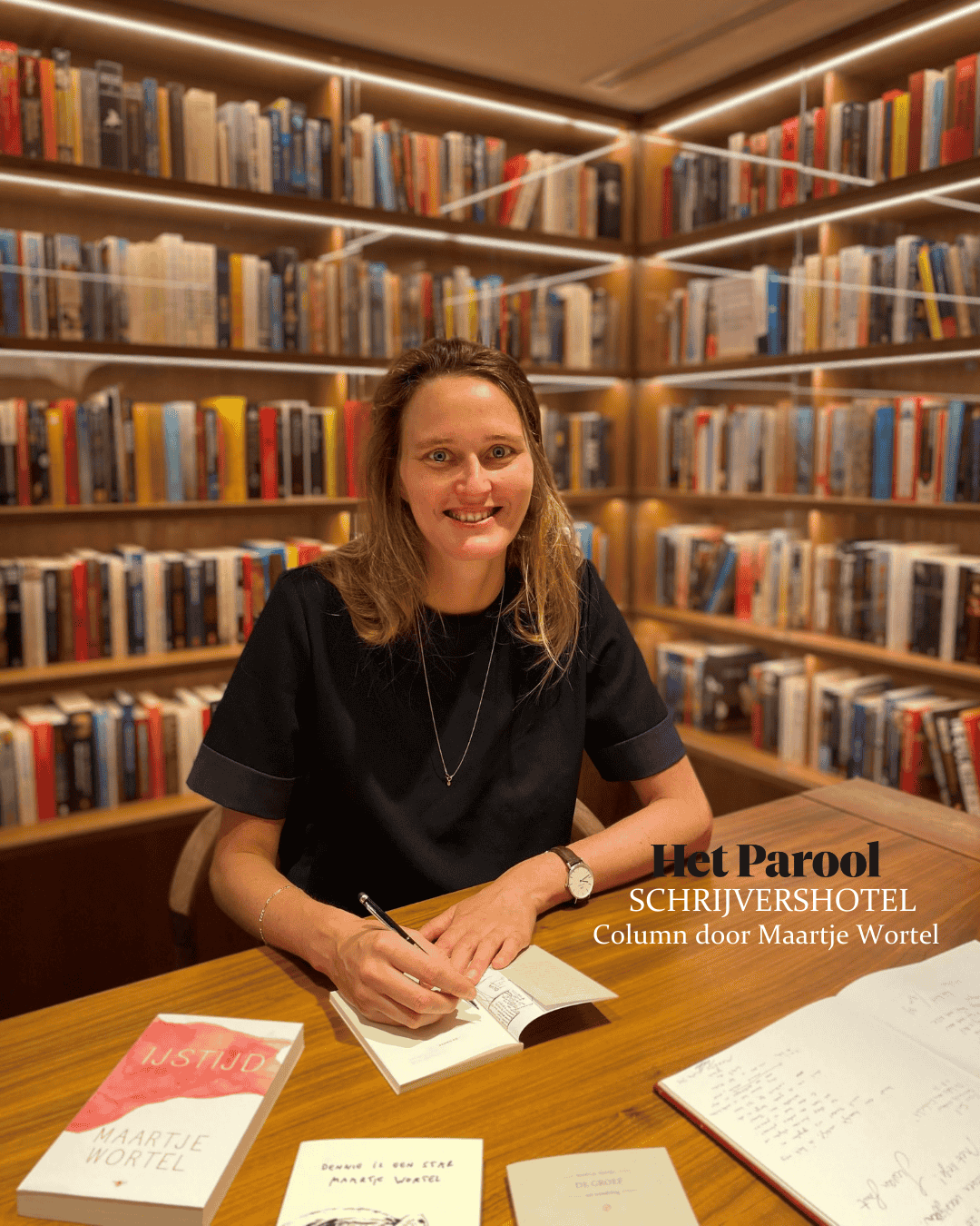 Autorin Maartje Wortel signiert ihr Buch im Ambassade Hotel für die Hotelbibliothek.