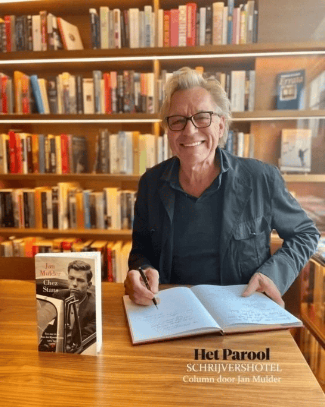 Autor Jan Mulder signiert sein Buch im Ambassade Hotel für die Hotelbibliothek.