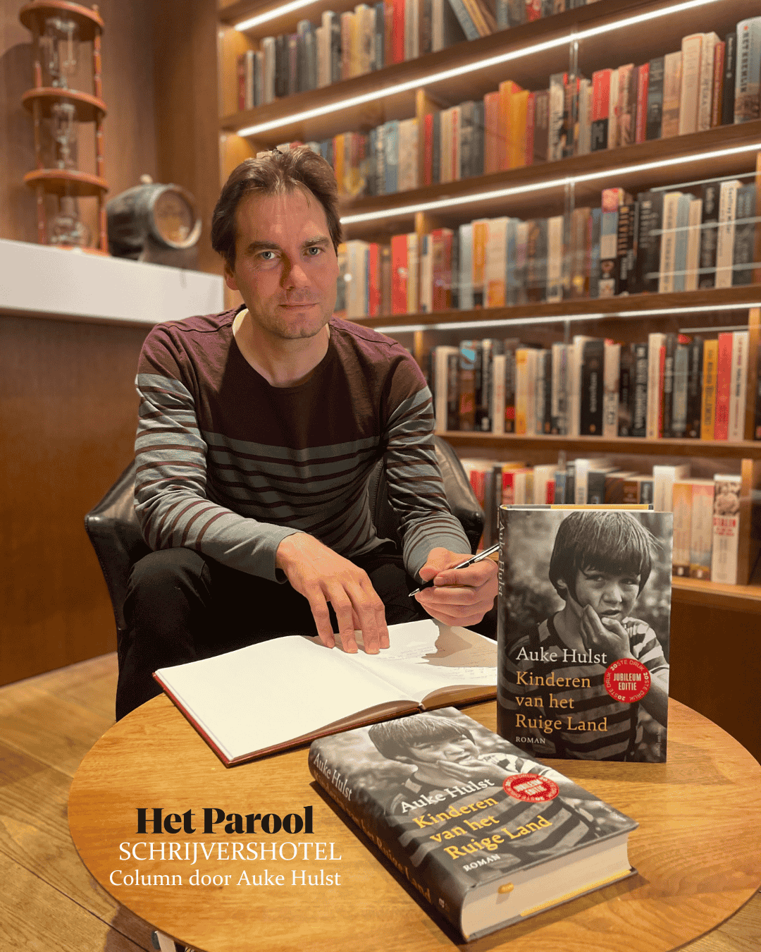 Autor Auke Hulst signiert sein Buch Kinderen van het ruige land im Ambassade Hotel für die Hotelbibliothek.