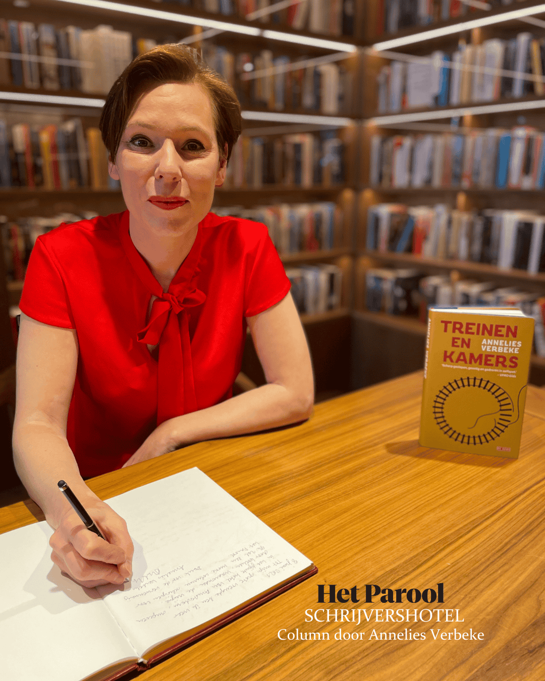 Autorin Annelies Verbeke signiert ihr Buch Treinen en kamers im Ambassade Hotel für die Hotelbibliothek.
