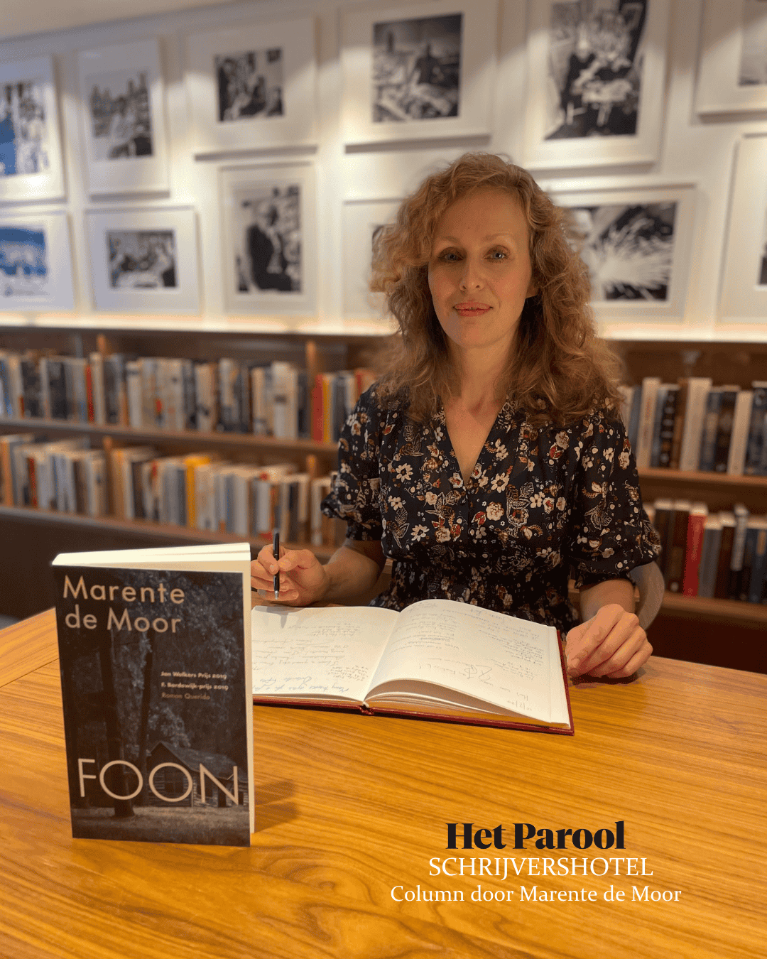 Autorin Marente de Moor signiert ihr Buch Foon im Ambassade Hotel für die Hotelbibliothek.