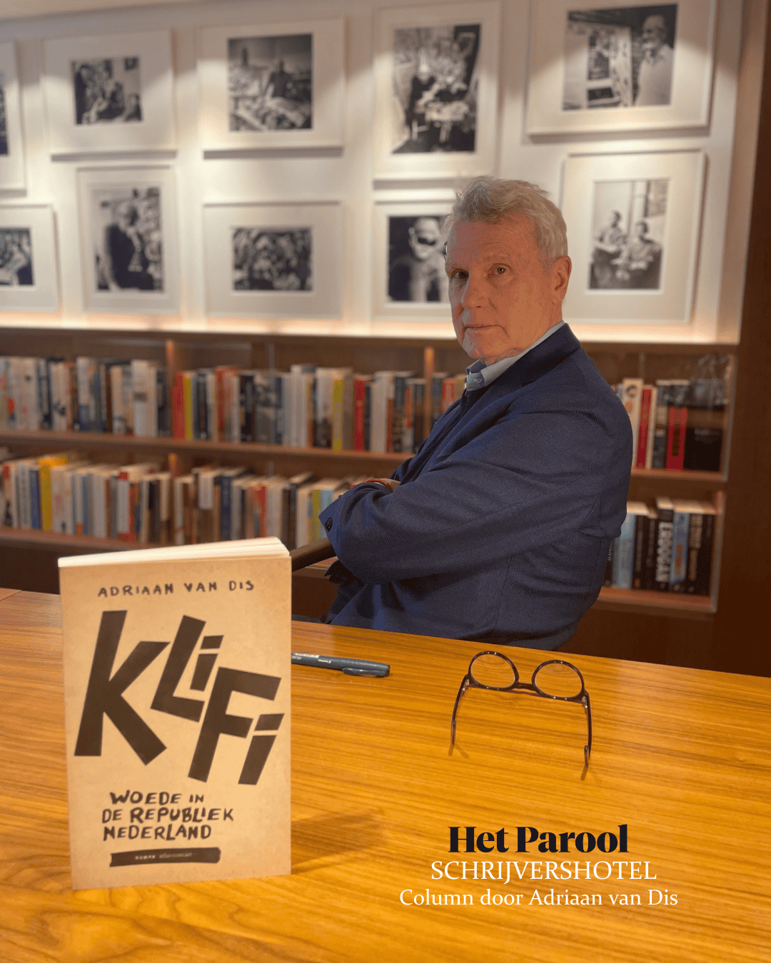 Autor Adriaan van Dis signiert sein Buch Klifi: Woede in de republiek Nederland im Ambassade Hotel für die Hotelbibliothek.