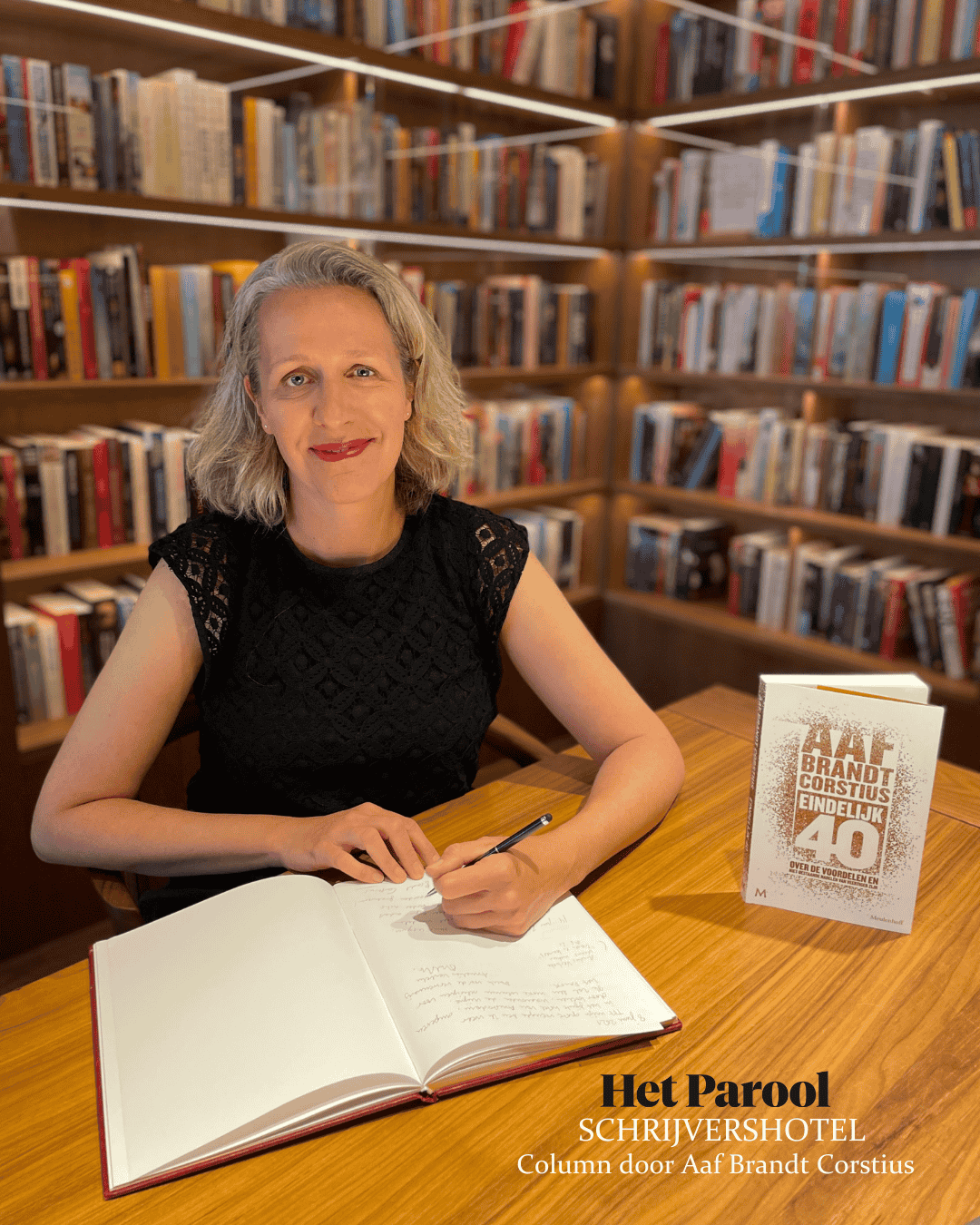 Autorin Aaf Brandt Corstius signiert ihr Buch Eindelijk 40 im Ambassade Hotel für die Hotelbibliothek.
