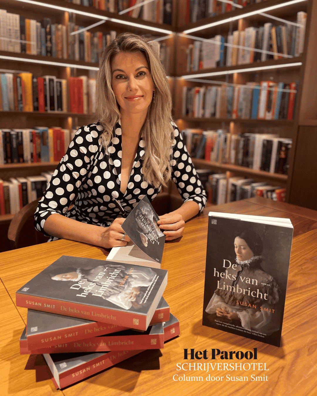 Autorin Susan Smit signiert ihr Buch De Heks van Limbricht im Ambassade Hotel für die Hotelbibliothek.