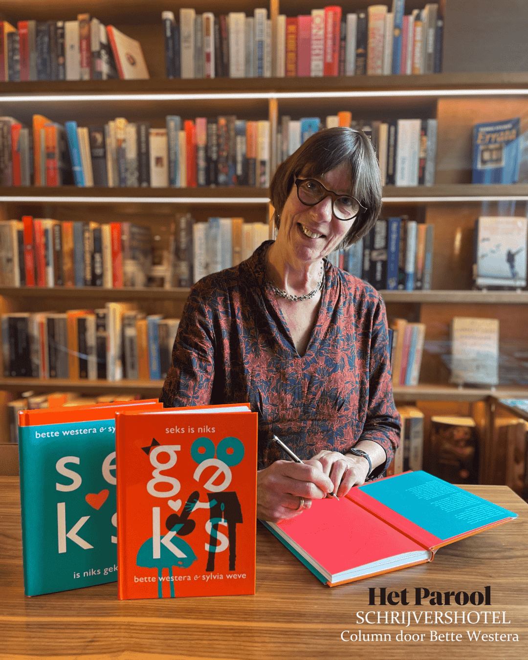 Autorin Bette Westra signiert ihr Buch Seks is niks geks im Ambassade Hotel für die Hotelbibliothek.