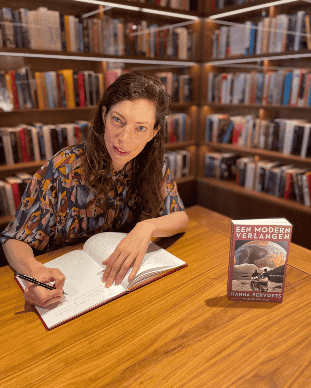 Autorin Hanna Bervoets signiert ihr Buch Een modern verlangen im Ambassade Hotel für die Hotelbibliothek.