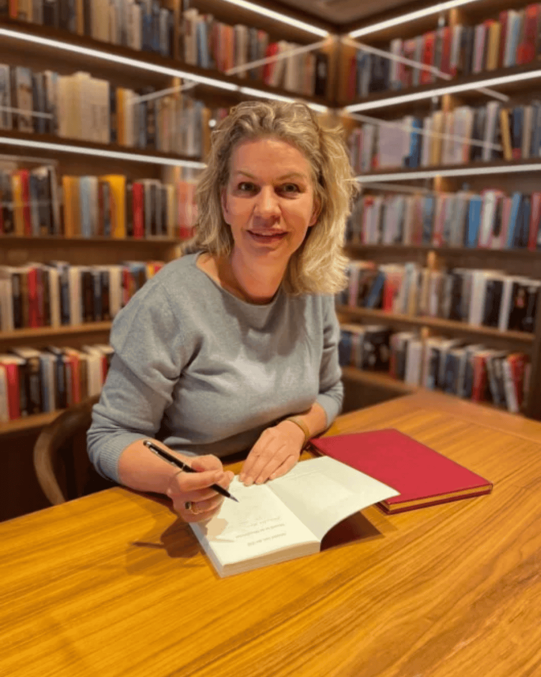 Autorin Annejet van der Zijl signiert ihr Buch im Ambassade Hotel für die Hotelbibliothek.