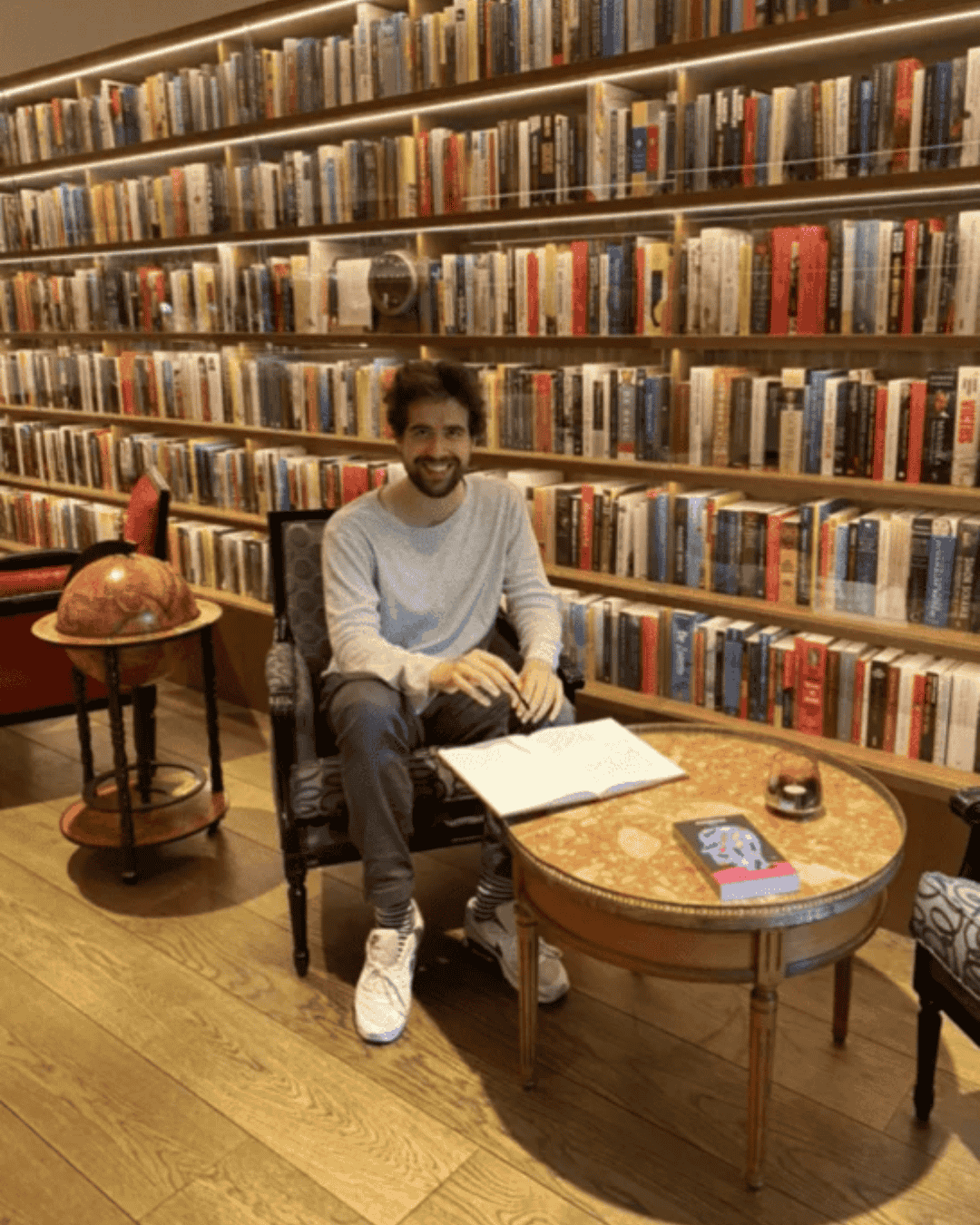 Autor Thomas Heerma van Voss signiert sein Buch im Ambassade Hotel für die Hotelbibliothek.