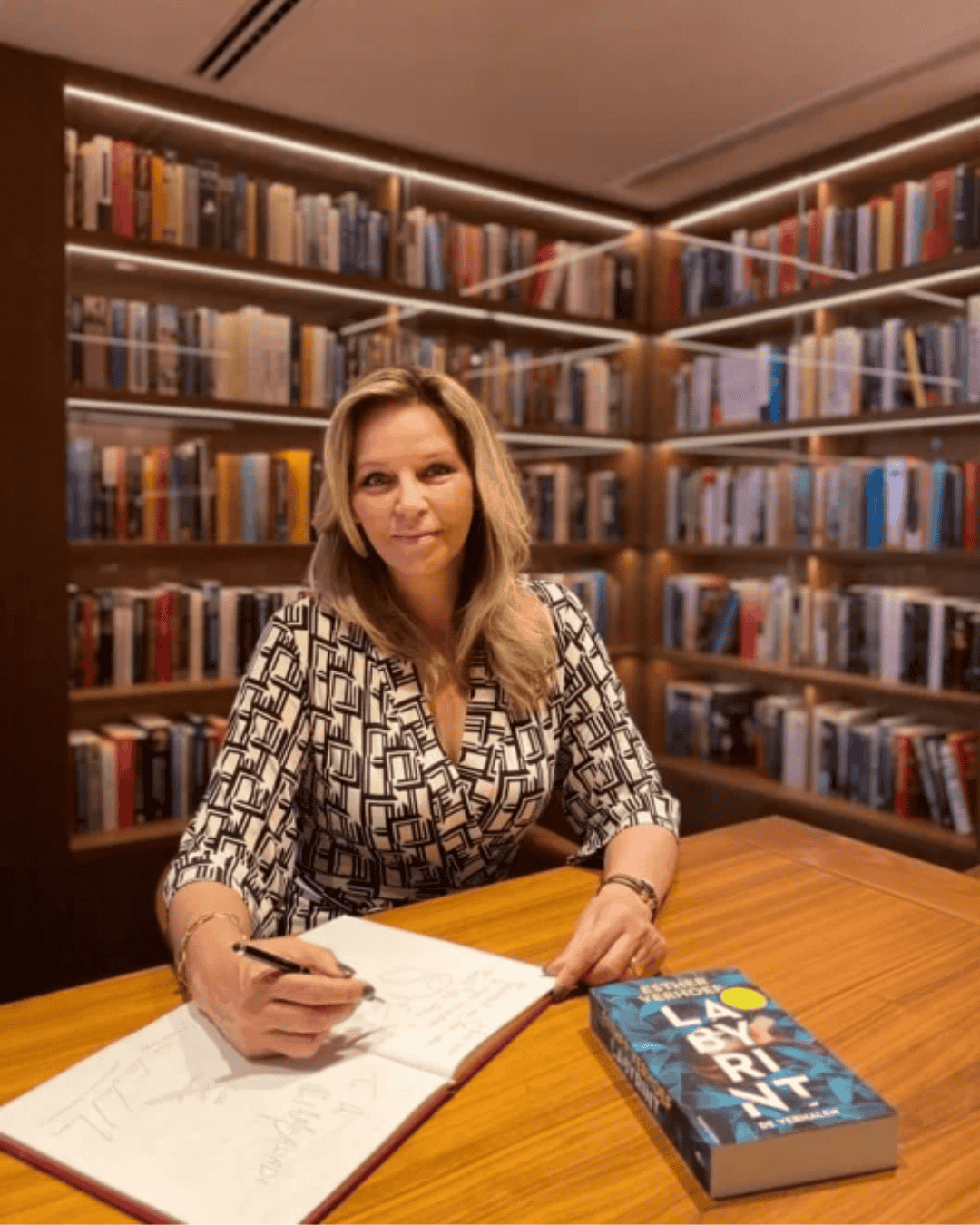 Autorin Esther Verhoef signiert ihr Buch Labyrint im Ambassade Hotel für die Hotelbibliothek.