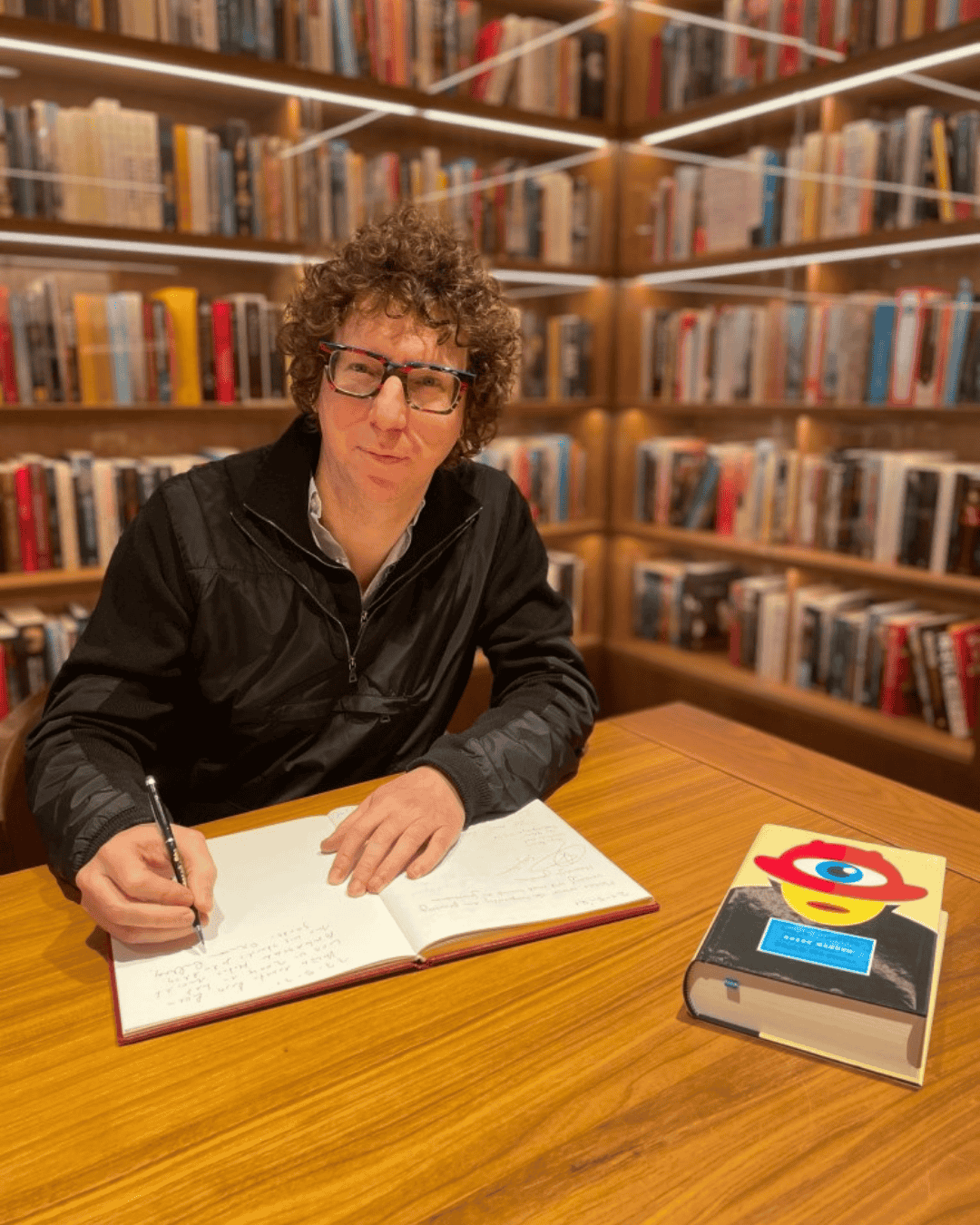 Der Autor Arnon Grunberg signiert sein Buch im Ambassade Hotel für die Hotelbibliothek.